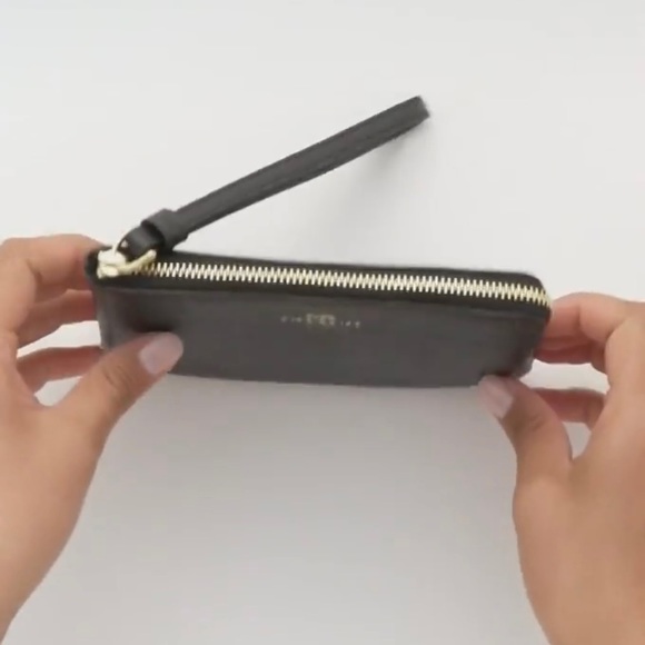 NWT COACH leather wristlet!! - Picture 4 of 10